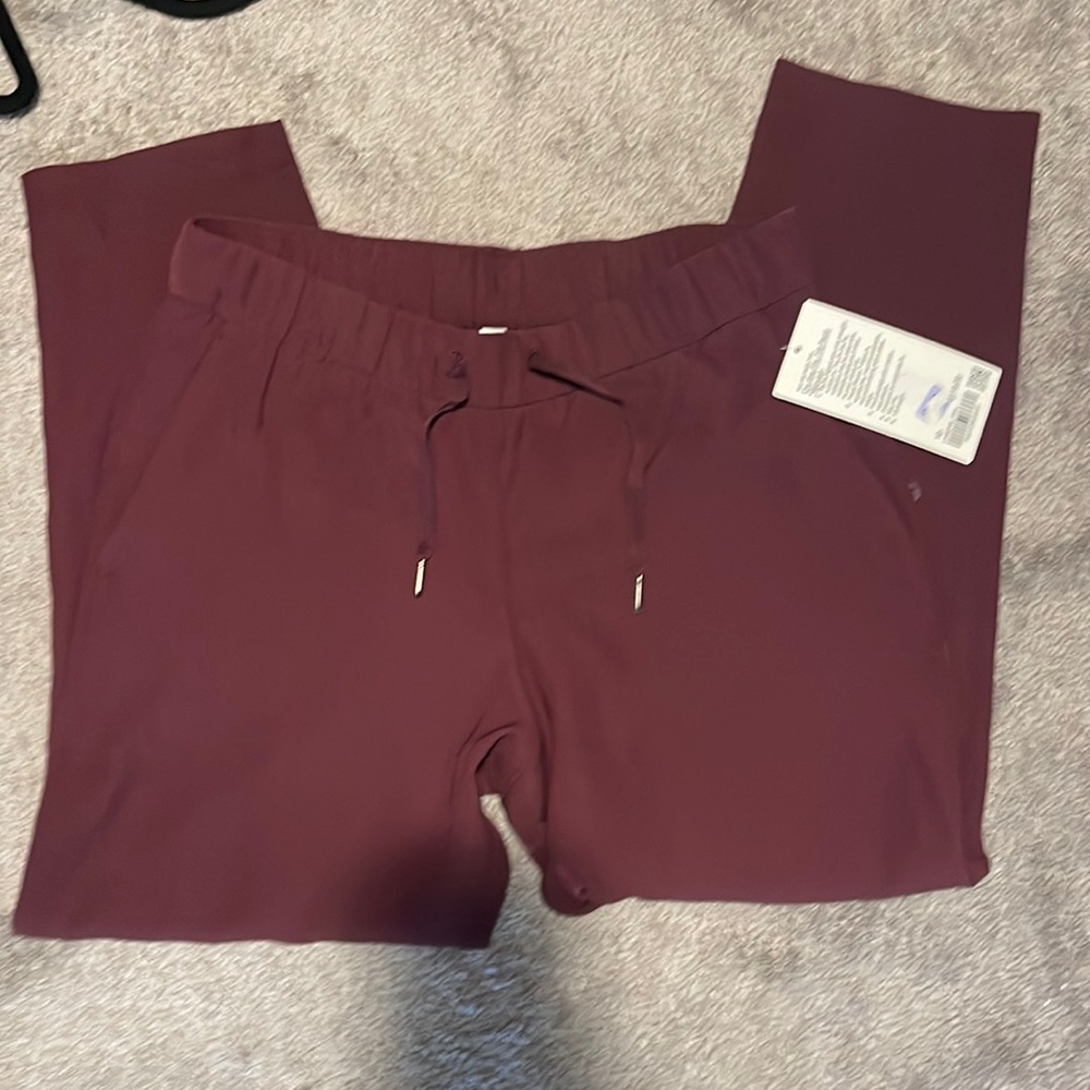 NWT lululemon on the fly woven 7/8 pants